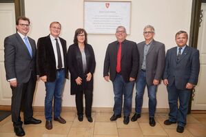 Von nun an erinnert eine Tafel im Rathaus an die verfolgten Mandatsträger