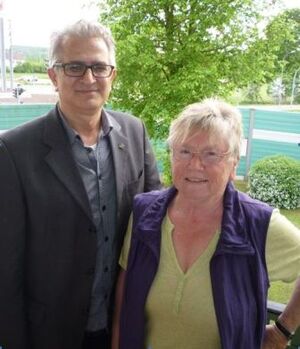 Im Bild: Gratulantin Karin Gottschall und Stadtrat und Kreisvorsitzender Felix Holland